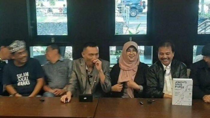 JADI TERSANGKA - Roy Suryo, Rismon Sianipar dan Dokter Tifa saat launching buku soal ijazah Jokowi palsu. Ketiganya kini ditetapkan sebagai tersangka pencemaran nama baik, fitnah dan manipulasi data terkait tudingan ijazah palsu Jokowi oleh Polda Metro Jaya.