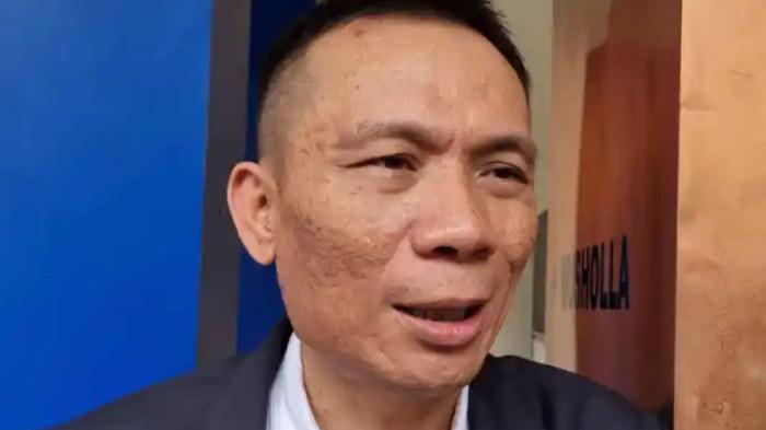 SETUJUI - Rismon Sianipar saat ditemui awak media. Ia menanggapi terkait dirinya yang dilaporkan Joko Widodo (Jokowi) dalam kasus tuduhan ijazah palsu.