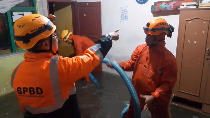 SEDOT AIR BANJIR - Petugas BPBD Kota Tasikmalaya melakukan penyedotan air di salah satu rumah warga di Kampung Cikalang Pesantren, Kelurahan Cikalang, Tawang, Kota Tasikmalaya, Kamis (2/4/2026).