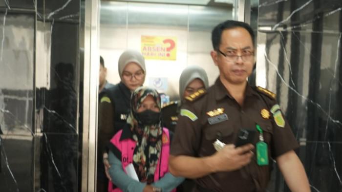 DITAHAN - Tim Penyidik Bidang Tindak Pidana Khusus Kejaksaan Tinggi (Kejati) Sulawesi Barat (Sulbar) menetapkan seorang tersangka baru dalam kasus dugaan tindak pidana korupsi pengelolaan keuangan di Perumda Aneka Usaha Majene, Rabu (1/4/2026).