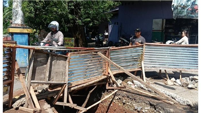 JEMBATAN AMBLAS - Jembatan Kampung Kramat di Kelurahan Setu, Kecamatan Cipayung, Jakarta Timur, Minggu (12/4/2026). TRIBUNJAKARTA.COM/BIMA PUTRA