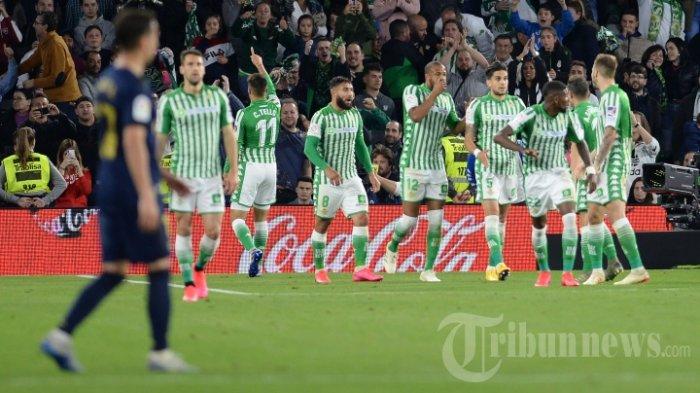 Pemain tengah Real Betis asal Spanyol, Cristian Tello (ketiga kiri) melakukan selebrasi bersama rekan-rekannya usai mencetak gol ke gawang Real Madrid dalam laga lanjutan Liga Spanyol antara Real Betis kontra Real Madrid di Stadion Benito Villamarin, Sevilla, Spanyol, Senin (9/3/2020) dini hari WIB. Hasil akhir pertandingan, El Real takluk 1-2 dari tim tuan rumah.