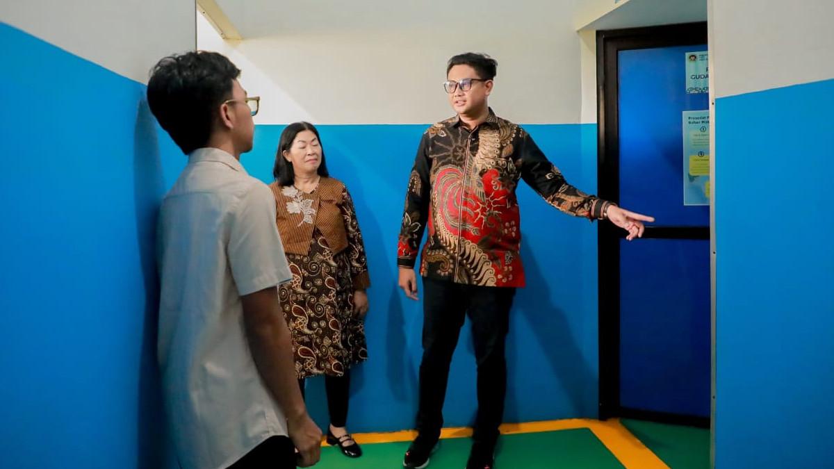 SPPG DI KLATEN - Bupati Klaten Hamenang Wajar Ismoyo memberikan arahan kepada pengelola SPPG Satya Haprabu Kalikotes saat sidak di Desa Kalikotes, Kecamatan Kalikotes, Klaten, Sabtu (11/4/2026), terkait dugaan keracunan MBG.