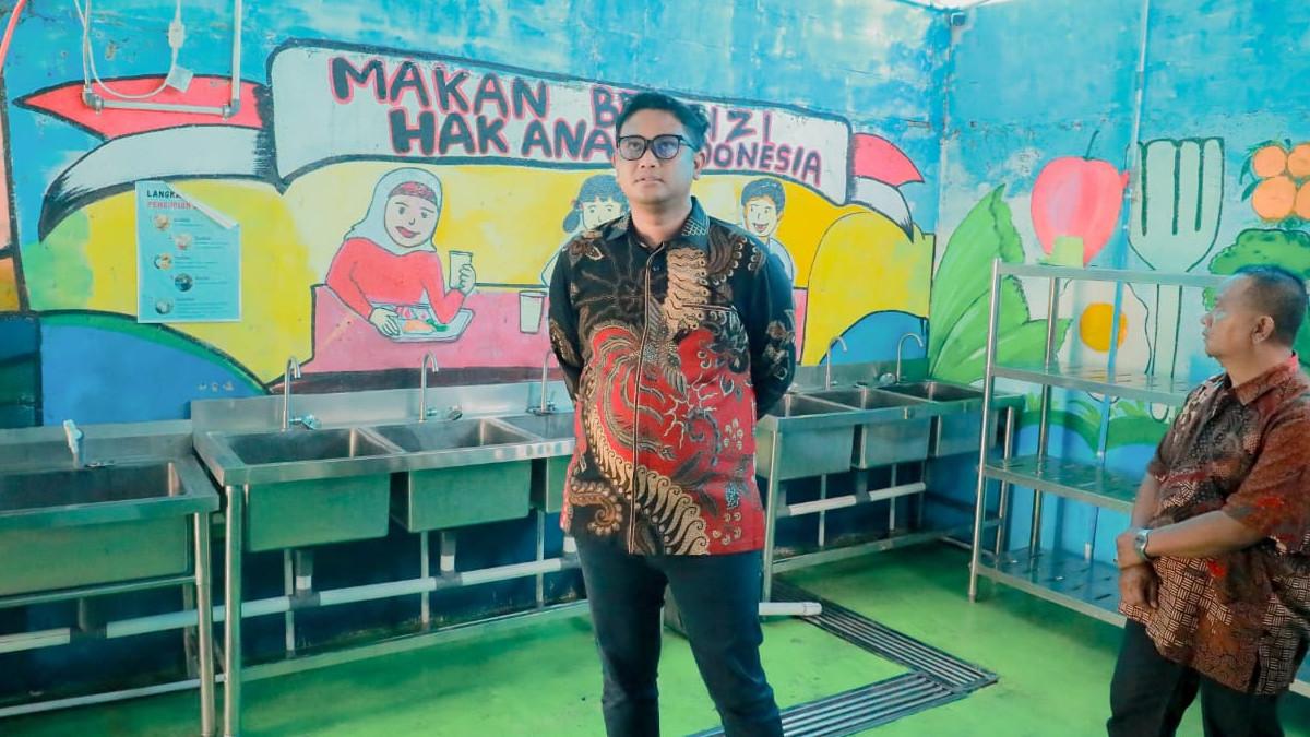SPPG DI KLATEN - Bupati Klaten Hamenang Wajar Ismoyo meninjau langsung detail ruang produksi SPPG Satya Haprabu Kalikotes saat sidak dugaan keracunan MBG di Kalikotes, Klaten, Sabtu (11/4/2026).