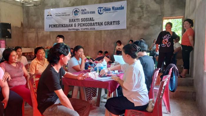 Bakti sosial berupa pemeriksaan dan pengobatan kesehatan gratis digelar