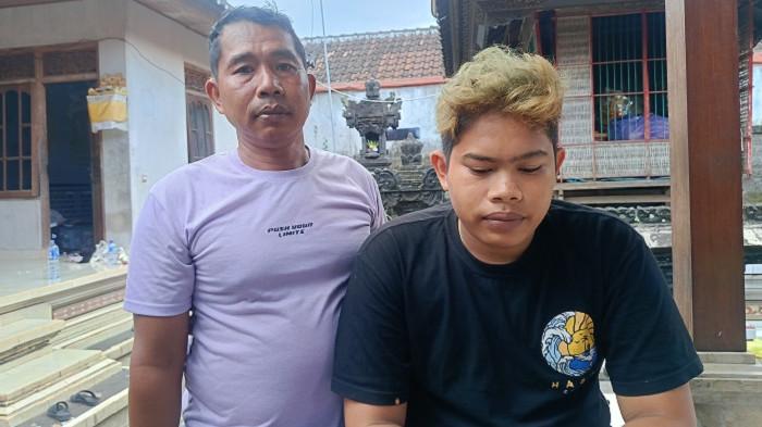 MASIH SYOK - Kadek Raditya saat ditemui di rumahnya di Banjar Kebalian, Desa Sukawati, Gianyar, Selasa 7 April 2026.