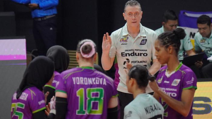 PROLIGA 2026 - Pelatih tim voli putri Pertamina Enduro, Bulent Karslioglu memberikan instruksi kepada timnya saat menghadapi tim voli Electric PLN dalam pertandingan final four seri kedua Proliga 2026 di Gor Sritex Arena, Solo, Minggu (12/4/2026). TRIBUNNEWS/Muhammad Nursina
