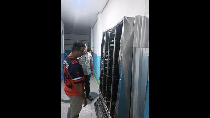 Koordinator Wilayah Kecamatan Toboali dan Tukak Sadai Satuan Tugas (Satgas) Percepatan Program MBG Pemerintah Kabupaten Bangka Selatan, M. Zamroni ketika melakukan peninjauan SPPG Angsana, Jumat (10/4/2026) malam. Peninjauan guna dilakukan evaluasi pasca ledakan. (Dokumentasi Zamroni)