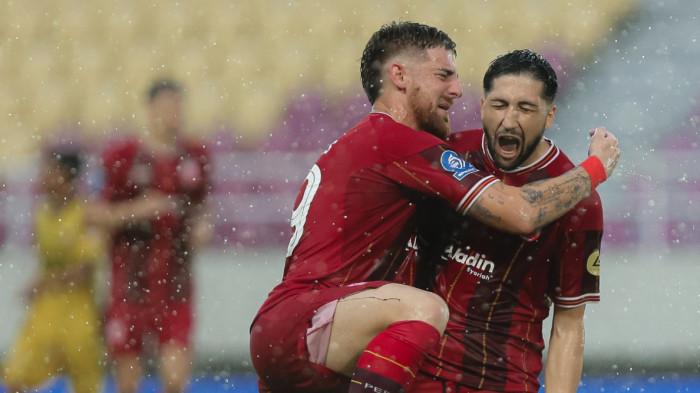 SELEBRASI - Dua pemain Persis Solo, Dejan Tumbas (kiri) dan Miroslav Maricic melakukan selebrasi setelah membobol gawang Semen Padang dalam pertandingan pekan ke-27 Super League di Stadion Manahan, pada Minggu (12/4/2026) sore WIB.
