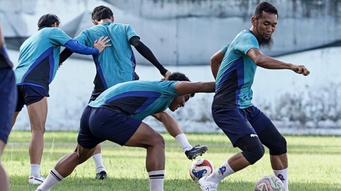 TETAP PERCAYA DIRI - Skuad Beruang Madu menantang Kendal Tronado pada lanjutan kompetisi Pegadaian Championship League musim ini, Minggu (12/4). Bermain di kandang Kendal Tronado, Persiba Balikpapan tetap optimis mesti tanpa kehadiran pelatih dipinggir lapangan. (HO/PERSIBA BALIKPAPAN)