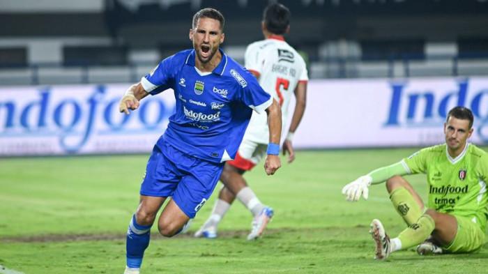 Luciano Guaycochea mencetak gol dalam persib