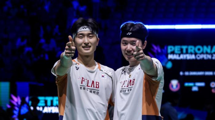 SELEBRASI - Ganda putra Korea Selatan, Kim Won-ho/Seo Seung-jae berpose setelah menjuarai Malaysia Open 2026 dengan mengalahkan Aaron Chia/Soh Wooi Yik (Malaysia) dalam babak final di Axiata Arena, Kuala Lumpur, Malaysia, pada Minggu (11/1/2026). Dok/BWF