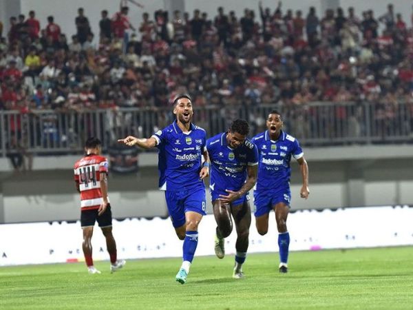 Luciano Guaycochea melakukan selebrasi setelah mencetak gol ke gawang Madura United, Minggu (30/11/2025).