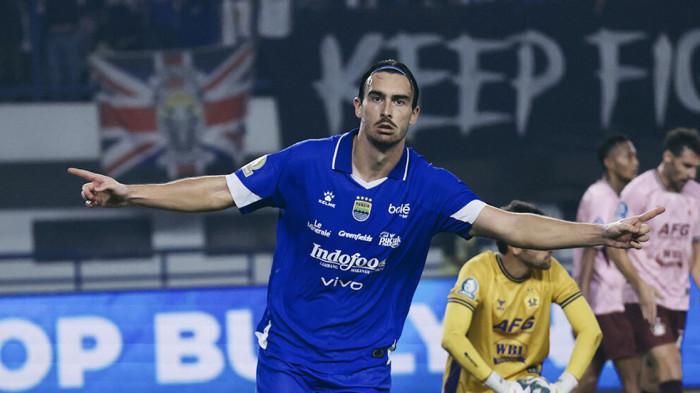 SELEBRASI - Penyerang Persib Bandung, Andrew Jung selebrasi setelah mencetak gol ke gawang Persik Kediri dalam matchday 25 Super League di Stadion Gelora Bandung Lautan Api, Senin (9/3/2026). Persib menang 3-0 atas Persik.