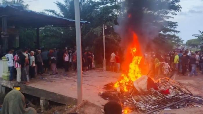 BAKAR SEPEDA MOTOR -- Warga membakar sepeda motor diduga milik pengedar narkoba di Kabupaten Rokan Hilir, Riau, Jumat (10/4/2026). 