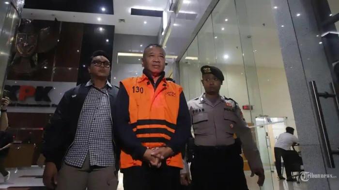 BUPATI TULUNGAGUNG TERSANGKA - Bupati Tulungagung Gatut Sunu Wibowo mengenakan rompi orange saat berjalan meninggalkan gedung Komisi Pemberantasan Korupsi (KPK) di Jakarta, Minggu (12/4/2026) dini hari. KPK menetapkan Bupati Tulungagung Gatut Sunu Wibowo sebagai tersangka kasus pemerasan para Organisasi Perangkat Daerah di Pemerintah Kabupaten Tulungagung.