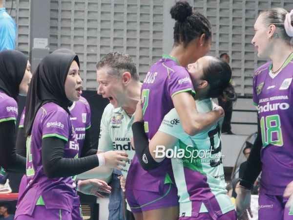Tim Jakarta Pertamina Enduro merayakan kemenangan atas Jakarta Electric PLN pada laga final four Proliga 2026 di GOR Sritex, Solo, Jawa Tengah, Minggu (12/4/2026).