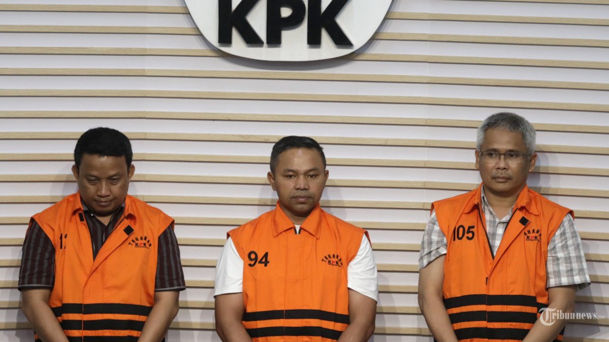 PENETAPAN TERSANGKA - Gubernur Riau Abdul Wahid (tengah) bersama Kepala Dinas Pekerjaan Umum, Penataan Ruang, Perumahan, Kawasan Permukiman dan Pertanahan (PUPR PKPP) Provinsi Riau M. Arief Setiawan (kanan) dan Tenaga Ahli Gubernur Riau Dani M. Nursalam (kiri) mengenakan rompi tahanan usai menjalani pemeriksaan di Gedung Merah Putih KPK, Jakarta, Rabu (5/11/2025).