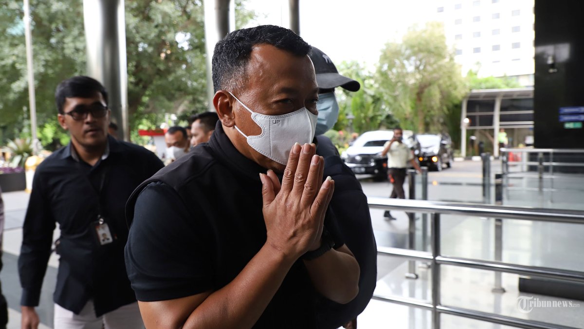 OTT KPK - Bupati Ponorogo Sugiri Sancoko bersama enam orang lainnya tiba di Gedung Merah Putih, Jakarta Selatan, Sabtu (8/11/2025). Sugiri Sancoko terjaring dalam operasi tangkap tangan (OTT) di Ponorogo pada Jumat (7/11/2025)