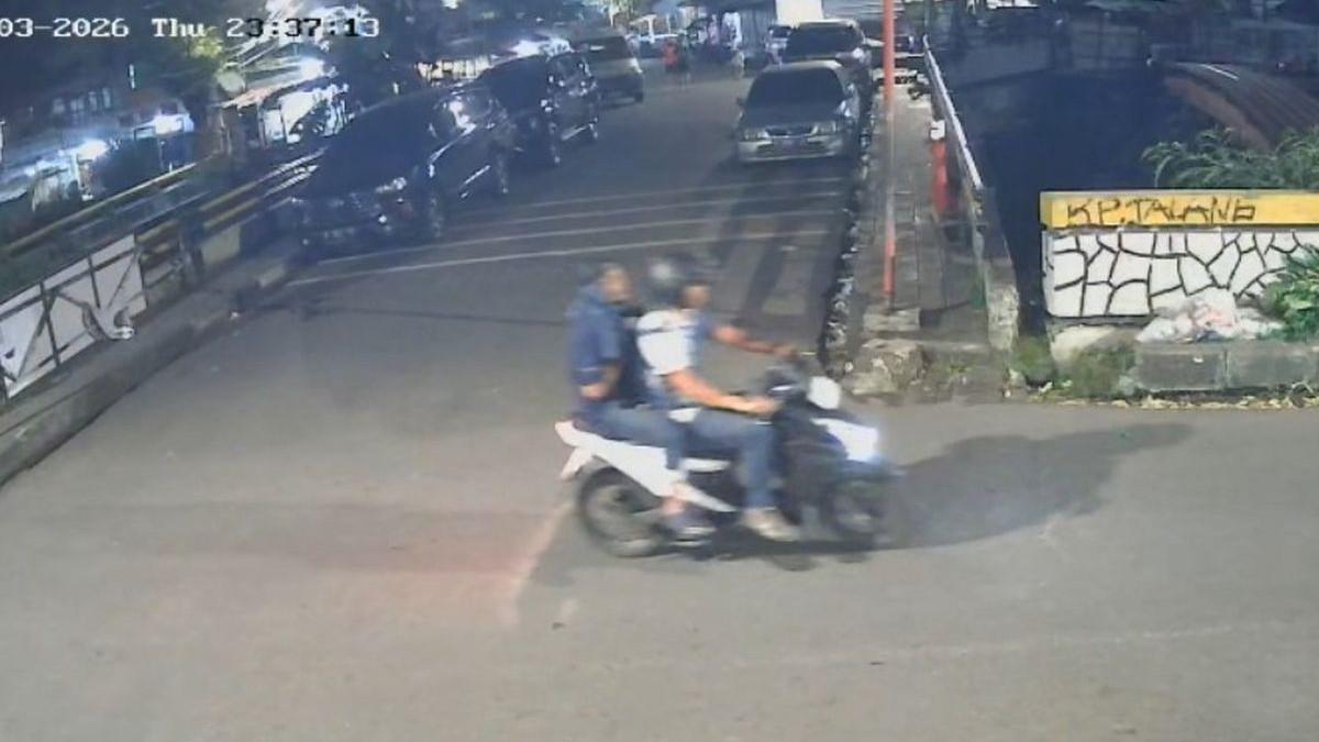 AKSI TEROR - Dua pengendara motor berboncengan diduga menyiram air keras ke arah Wakil Koordinator Komisi untuk Orang Hilang dan Korban Tindak Kekerasan (KontraS), Andrie Yunus, di Jakarta Pusat, Kamis (12/3/2026) malam.