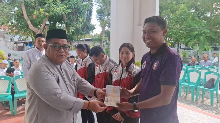 PELEPASAN ATLET -- Sekretaris Daerah Kabupaten Gorontalo, Sugondo Makmur, saat menyerahkan paspor kepada pelatih dan atlet INKANAS. Sekda Sugondo melepas atlet menuju Silent Knight Open Malaysia 2026. (Sumber: Diskominfotik Kabupaten Gorontalo)