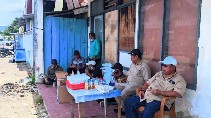 PEMBANGUNAN KANTOR -- Wali Kota Gorontalo, Adhan Dambea, saat meninjau lokasi pembangunan kantor pemerintahan di kawasan eks Terminal Andalas. Pemkot Gorontalo berencana memindahkan puluhan makam.