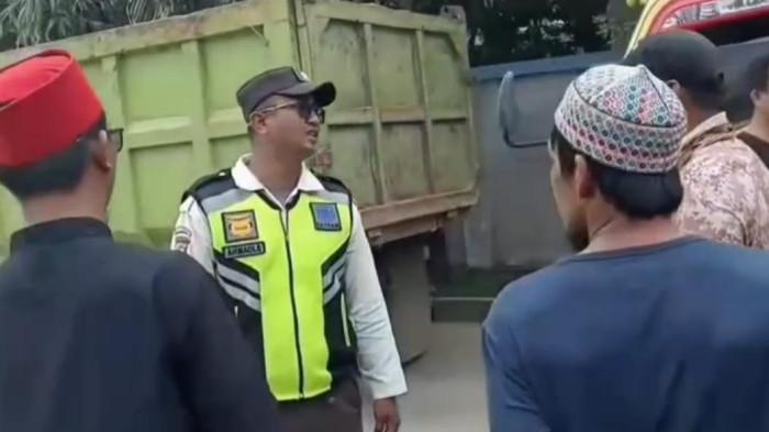 CEKCOK MEMPAWAH - Insiden yang melibatkan warga dan petugas keamanan PT Unicoco terjadi di Desa Mendalok, Kecamatan Sungai Kunyit, Kabupaten Mempawah, Jumat 10 April 2026 siang. Berikut kronologinya.