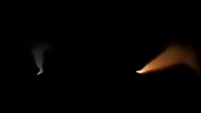 METEOR KAPUAS HULU - Foto hasil tangkapan warga fenomena benda jatuh dari langit di Kapuas Hulu, Provinsi Kalimantan Barat pada Sabtu 11 April 2026 sekitar pukul 20.00 WIB. Warga menduga benda itu adalah meteor.