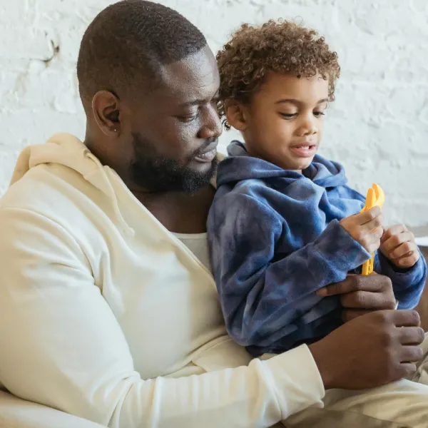 एका मुलाला मार्गदर्शन करणारा माणूस