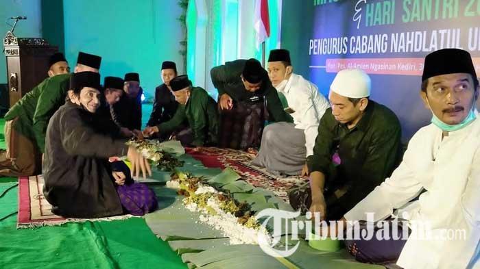 Para kiai pengasuh pondok pesantren menghadiri tradisi makan nasi Liwetan di Ponpes Al Amien, Kota Kediri, Sabtu (6/11/2021) malam.