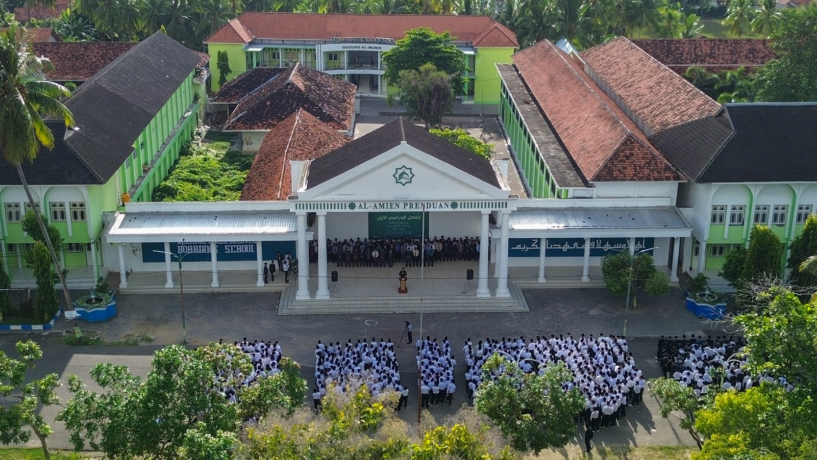 Pondok Pesantren Al-Amien Prenduan yang berada di Prenduan, Sumenep, Madura, Jawa Timur.
