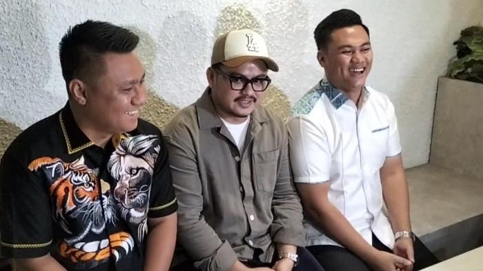 JAWAB TUDUHAN PENIPUAN - Suami komedian Boiyen, Rully Anggi Akbar (Ezel) bersama tim kuasa hukumnya, Husor Hutasoit dan Ben Zebua, di kawasan Cempaka Putih, Jakarta Pusat, Rabu (14/1/2026). Dalam jumpa pers tersebut, Rully didampingi kuasa hukumnya, menegaskan tuduhan tersebut tidak beralasan. Sebab, ia dan pelapor punya kesepakatan bisnis yang berlaku hingga 2028.