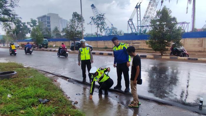 OLAH TKP - Satlantas Polresta Barelang olah TKP kecelakaan maut di Batam dekat simpang kantor lama Polsek Batu Ampar yang melibatkan truk kontainer dan sepeda motor Beat, Sabtu (11/4/2026)
