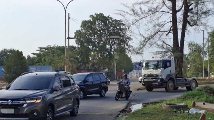 KONDISI JALAN DI TKP KECELAKAAN MAUT - Kondisi jalan di simpang bangunan lama Polsek Batu Ampar dari Jalan Duyung arah Jodoh, Minggu (12/4/2026). Di lokasi ini, seorang ibu dan anak perempuannya tewas dalam kecelakaan maut di Batam yang terjadi Sabtu (11/4/2026)