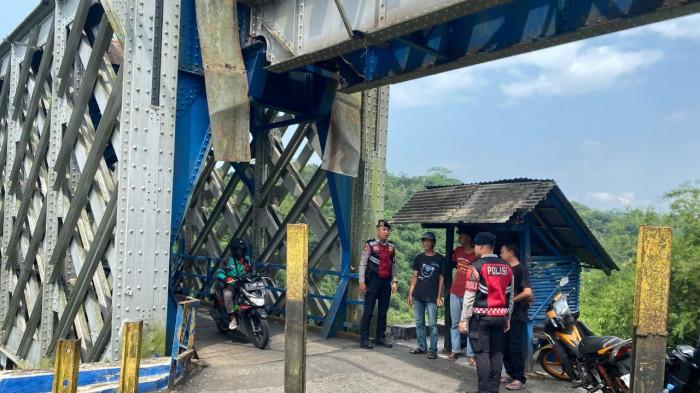 PATROLI - Anggota Polres Ciamis menggelar patroli dialogis di Jembatan Cirahong guna memastikan situasi tetap aman sekaligus mencegah adanya praktik pungli yang meresahkan masyarakat pada Sabtu (4/4/2026) siang.