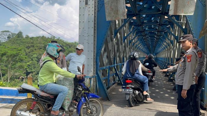 Setelah isu dugaan pungli viral, aktivitas penjagaan oleh warga di Jembatan Cirahong yang menghubungkan wilayah Kabupaten Ciamis dan Tasikmalaya resmi dihentikan sementara oleh pemerintah desa setempat, Sabtu (4/4/2026).