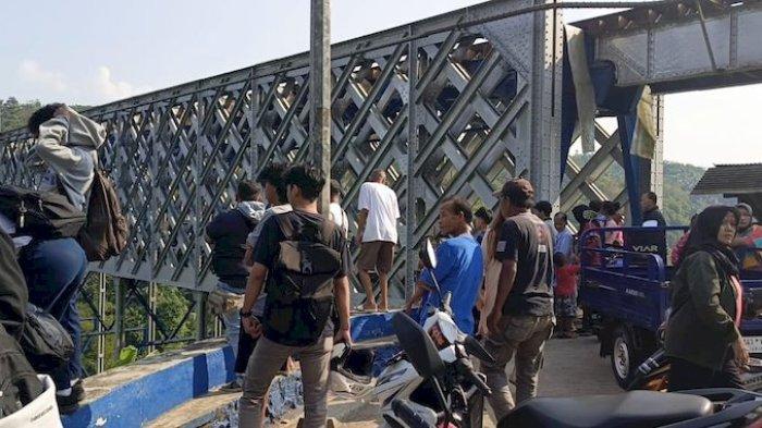 Warga sekitar jembatan Cirahong digegerkan dengan adanya kabar seorang pria yang diduga bunuh diri dengan cara meloncat dari atas Jembatan Cirahong, Selasa (6/8/2024).