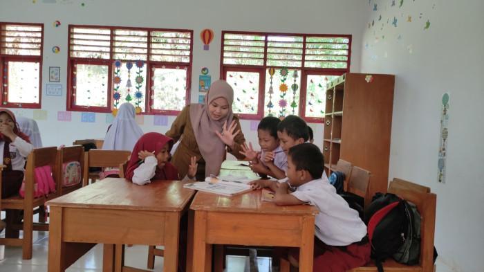 Sukarnil, saat mengajar di SDNK Salunusu, Desa Salulebo, Kecamatan Topoyo, Kabupaten Mamuju Tengah