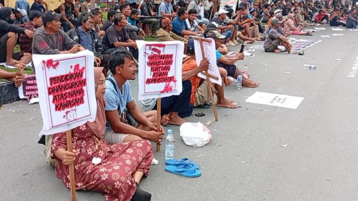 DEMO - Massa aksi Warga Pelalawan berunjukrasa di Kantor Gubernur Riau, Senin (13/4/2026)