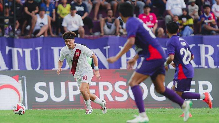 AKSI PENYERANG PERSIS - Aksi Kodai Tanaka, striker Persis Solo. Kodai Tanaka gagal mencetak gol di Stadion Brawijaya, Kediri, Sabtu (27/12/2025) sore WIB. Di laga ini Persik Kediri menang dengan skor 2-1 lawan Persis Solo.