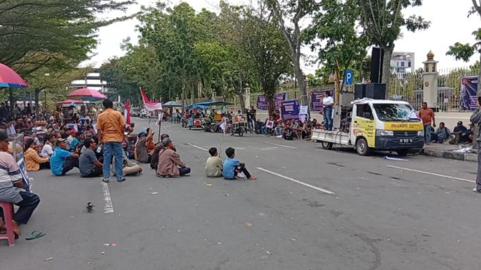 Massa aksi tolak Relokasi Lahan TNTN berunjuk rasa di Kantor Gubernur Riau, Senin (13/4/2026)