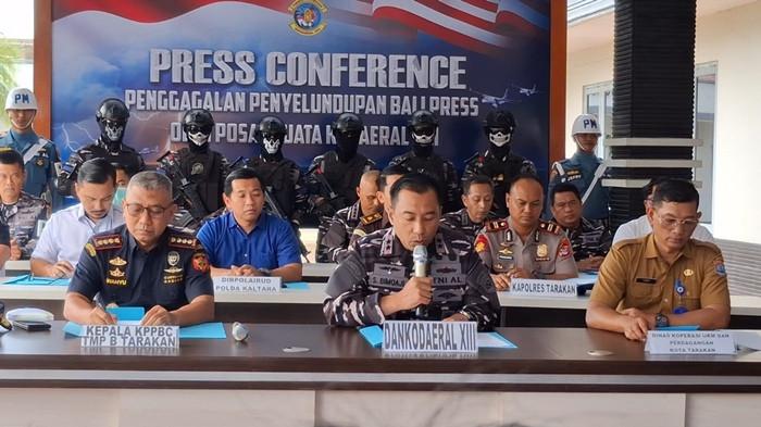 BERI PENJELASAN - Rilis Pers Kodaeral XIII Tarakan terkait pengungkapan ballpress di Mako Satrop Kodaeral XIII, Senin (13/4/2026). TRIBUNKALTARA.COM/ANDI PAUSIAH