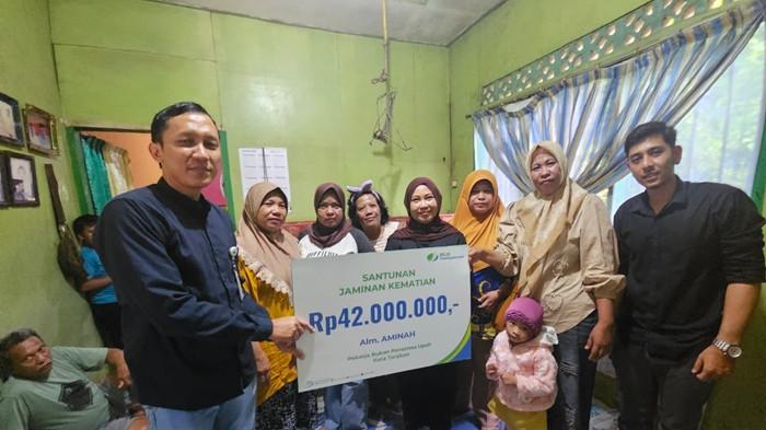 SOSIALISASI - BPJS Ketenagakerjaan Cabang Tarakan terus memperkuat upaya perluasan perlindungan bagi pekerja informal, dengan turun langsung ke tengah masyarakat. Kegiatan sosialisasi yang dilaksanakan di Kelurahan Selumit, Kecamatan Tarakan Tengah, Kota Tarakan, pada Sabtu (14/04/2026) ini, menyasar tingkat RT/RW hingga komunitas rumah ibadah.