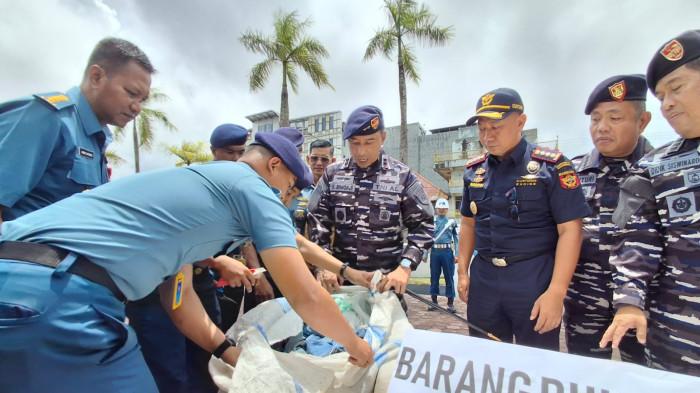 SAMPAIKAN KERUGIAN - Rilis Pers Dankodaeral XIII Tarakan, Laksamana Muda TNI Sumarji Bimoaji  bersama jajaran dan bersama tamu undangan di Satrol Kodaeral XIII, Senin (13/4/2026). (TRIBUNKALTARA.COM/ANDI PAUSIAH)
