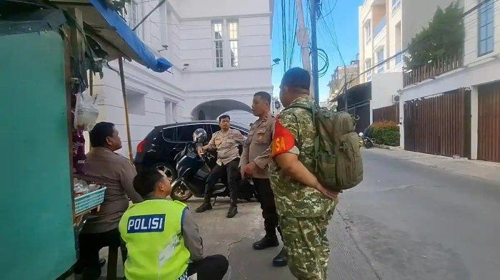 Sejumlah polisi berjaga di depan kantor PT Yasa Artha Trimanunggal, Grogol Petamburan, Jakarta Barat, Jumat (10/4/2026). Perusahaan pemenang pengadaan motor listrik Badan Gizi Nasional (BGN) ini terpantau tertutup rapat dengan aktivitas yang sangat minim. (Tribunnews.com/Abdi Ryanda Shakti)