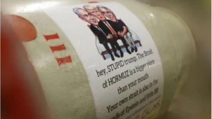RUDAL IRAN - Screengrab menunjukkan poster pada rudal balistik Iran, yang menampilkan Presiden Amerika Serikat Donald Trump duduk di tempat tidur bersama Perdana Menteri Israel Benjamin Netanyahu di sebelah kiri dan pedagang seks Jeffrey Epstein di sebelah kanan, dalam rekaman yang dirilis oleh Korps Pengawal Revolusi Islam (IRGC) setelah serangan terhadap target AS-Israel pada 2 April 2026.