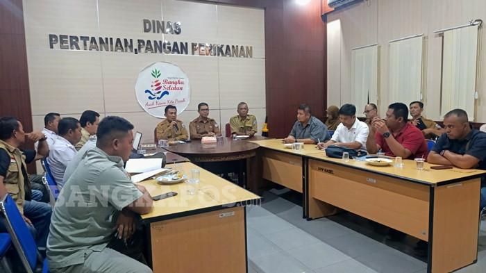 RAPAT KOORDINASI -- Sejumlah perwakilan perusahaan dan Apkasindo ketika mengikuti rapat koordinasi di Kantor Dinas Pertanian, Pangan dan Perikanan Kabupaten Bangka Selatan, Senin (13/4/2026). Rapat tersebut difokuskan dalam menangani ketimpangan harga TBS.