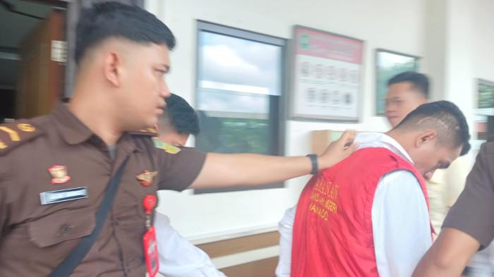 TERDAKWA - Terdakwa kasus pembunuhan Joel Tanos, Ervannasio Deferde Siging dan Abdul Muchlis Rawasi, dibawa Kejaksaan Negeri Manado, Senin (2/3/2026). Keduanya mengikuti sidang di Ruang Purwoto S Gandasubrata, PN Manado.