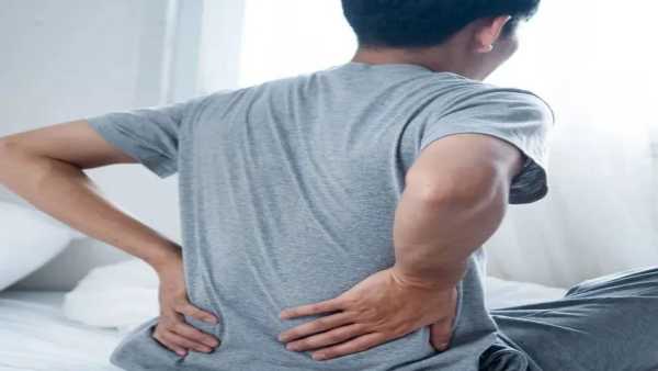 पाठीच्या कण्यात सतत होतायेत वेदना? ‘या’ लक्षणांकडे करु नका दुर्लक्ष