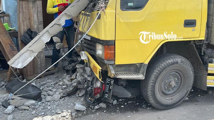 RINGSEK - Sebuah mobil box menabrak sebuah mobil Avanza yang terparkir dan lima sepeda motor lainnya sebelum menabrak warung di kawasan Terminal Kartasura, Sukoharjo, Senin (13/4/2026). Kejadian ini terekam kamera CCTV dan viral di media sosial.